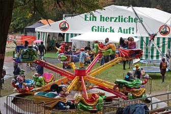 Rasante Fahrgeschäfte und Bockbier auf der Kirmes in Gersdorf - Die am Freitag beginnende Kirmes in Gersdorf wirft ihre Schatten voraus: Die Fahrgeschäfte sind bereits aufgebaut.