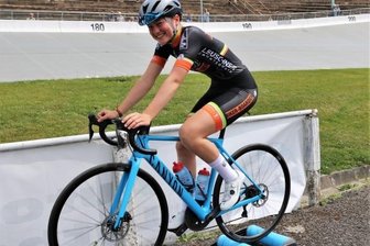 Rasante Runden im Windschatten der Motorräder - Die 17-jährige Helene Müller vom RSV Chemnitz fuhr beim Deutschen Dernycup der Frauen mit.