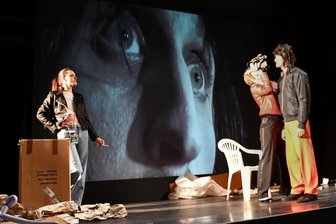 Rasante Theaterpremiere: Vom Konflikt zwischen Wut- und Gutbürger - Das Böse in uns ist oft nur einen Videoblog vom Guten entfernt: Svenja (gespielt von Tonja Arina Gold), Don (Elena Hollender) und Aram (Peter Peniaska, von links) im "Cafe Populaire".