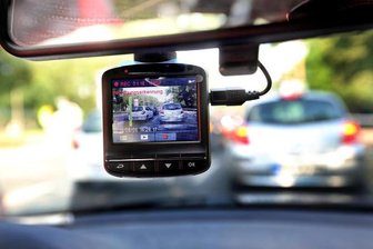 Rasanter Audifahrer filmt Fahrt mit Dash-Cam - mehrere Anzeigen - 