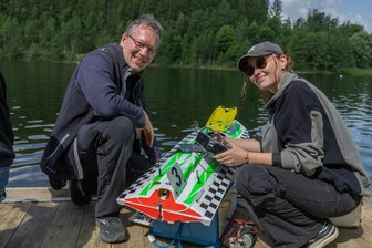 Rasantes Rennen auf der Talsperre Falkenstein: Vater-Tochter-Duo aus Erlangen beeindruckt bei Modellbootrennen im Vogtland - Kommen mit ihren Modellbooten gern ins Vogtland: Lara und Stefan Waligora aus Erlangen.
