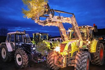 Raschau: Die bewegten Weihnachtsmänner - Mit aufwändig geschmückten und beleuchteten Fahrzeugen tourten die Weihnachtsmänner am ersten Feiertag durch Raschau. 