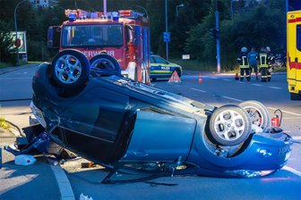 Raschau: Fünf Verletzte bei Zusammenstoß auf Kreuzung - Der Pkw Ford landete durch den Aufprall auf dem Dach.