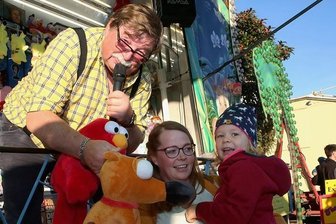 Raschauer feiern Kirmes: "Die Leute haben Lust, mal wieder was zu erleben." - Klaus Illgen vom Tutti-Frutti-Team überreichte Nicole Pach und Tochter Novalie einen der Hauptpreise. 