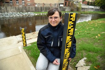 Raschauerin betreut ehrenamtlich neuen Pegel der Weißen Elster in ihrem Heimatort - Manuela Voßberg kontrolliert künftig ehrenamtlich zweimal in der Woche die gemessenen Werte und den Zustand der Technik am Pegelhaus an der Brückenstraße im Oelsnitzer Stadtteil Raschau.
