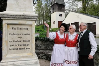 Raschauerin lässt ein Denkmal sanieren - Für Martha Dybeck (M.) ist es ein wichtiges Anliegen, dass nun dieses sanierte Denkmal wieder in Raschau steht. Zusammen mit Annemarie Schuster und Günter Naundorff haben die Heimatfreunde das Vorhaben gemeistert. 