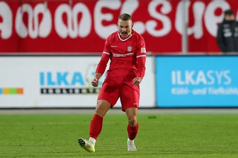 Rasen in Zwickauer GGZ-Arena unbespielbar: Verband sagt Partie ab - Unfreiwillig pausieren müssen die Zwickauer Regionalliga-Fußballer um Lucas Albert, hier beim 1:0 über den BFC Dynamo am Sonntag.