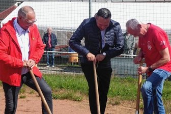 Rasen statt Asche - Projekt des SV Rot-Weiß nimmt Gestalt an - Den symbolischen Spatenstich setzten Oelsnitz' stellv. Bürgermeister Wolfgang Prautzsch (l.), Landrat Rico Anton (Mitte) und Neuwürschnitz' Vereinspräsident Klaus Tauscher bereits Anfang September. 