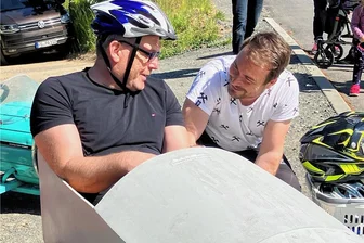 Rasender Pfingstmontag: Seifenkistenrennen lockt Zuschauer nach Halsbach - Oberbürgermeister Sven Krüger: letzte Absprachen mit Mechaniker Phillipp Preißler. Foto: Mathias Herrmann