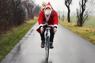 Rasender Weihnachtsmann - Weihnachtsgruß der Polizei amüsiert Netz - 