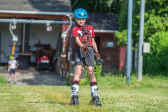 Rasendes Vergnügen: Skifahren in der Sommerhitze - Pepe Arnold hat sich einen Tellerlift zwischen die Beine geklemmt und lässt sich knapp 200 Meter nach oben ziehen.