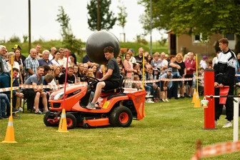 Rasentraktorrennen Höhepunkt bei Volksfest in Mittelsachsen - Benny Wendt gewann vor zahlreichen begeisterten Zuschauern das Slalomfahren mit Gymnastikball.