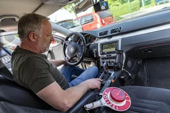 Raser auf Agra-Brücke: Mit 134 km/h durch die Baustelle - Mit einem ähnlichen ProViDa- System zur Geschwindigkeitsmessung und Videoaufzeichnung im fließenden Verkehr wie auf diesem Foto haben Beamte der sächsischen Polizei jetzt einen Raser überführt.