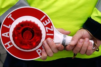 Raser durchbricht Kontrollposten - Zeugen gesucht -