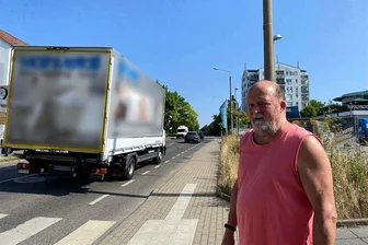 Raser gegen Rentner: Verkehr in Zwickau-Eckersbach schürt Unmut - Dieter Gaßmann steht am Fußgängerüberweg Scheffelstraße nahe dem Einkaufszentrum in Eckersbach. Für ihn ist es ein gefährlicher Ort.