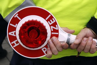 Der 30-jährige Seat-Fahrer fuhr durchgehend mit überhöhter Geschwindigkeit und nahm keine Rücksicht auf andere Verkehrsteilnehmer.