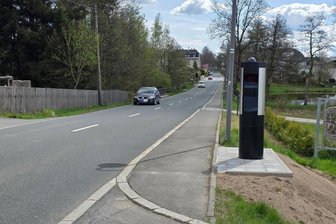 Raser-Ranking im Vogtland: Mit 168 km/h durch die Stadt - Mitte April 2025 hat das Straßenverkehrsamt des Landkreises an der Falkensteiner Straße in Schöneck ein neues Tempomessgerät installieren lassen. Jetzt zieht die Behörde Bilanz.