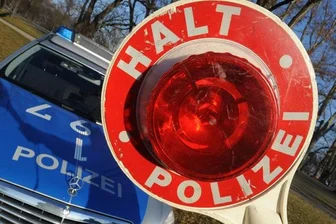 Raser und Alkohol: Polizei gehen im Vogtland Verkehrssünder ins Netz - Polizisten gingen im Vogtland am Donnerstagvormittag mehrere Verkehrssünder ins Netz, darunter mehrere Raser und ein Mann mit Alkohol am Steuer.