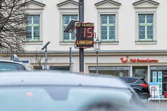 Raserei an der Plauener Marktstraße: Tempomessgerät kommt - Ein solches Tempomessgerät soll am Ende der Marktstraße/Beginn Altmarkt aufgestellt werden.