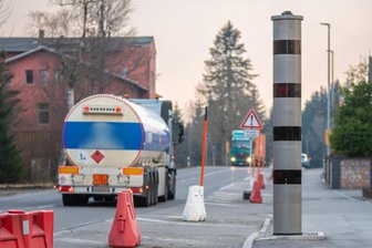 Raserei ebbt nicht ab: Marienberg kommt mit Verschicken von Bußgeldbescheiden nicht mehr hinterher - Der Blitzer in Reitzenhain liefert inzwischen bis zu 160 Fotos am Tag.