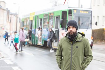 Raserei im Plauener Stadtteil Reusa: Eltern fordern Tempo 30 an Schulweg - Vater David Seidel ist besorgt um die Sicherheit von Schülern in Reusa.