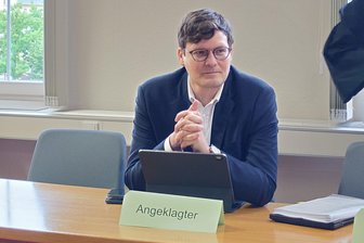 Raserprozess gegen Kultusminister: Hat Conrad Clemens ein Regierungs-Nummernschild missbraucht? - Sachsens Kultusminister Conrad Clemens stand am Freitag in Weißwasser vor Gericht, weil er in einer Tempo-30 Zone mit 81 Kilometern pro Stunde geblitzt wurde.