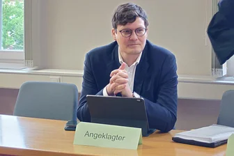 Raserprozess gegen Kultusminister: Hat Conrad Clemens ein Regierungs-Nummernschild missbraucht? - Sachsens Kultusminister Conrad Clemens stand am Freitag in Weißwasser vor Gericht, weil er in einer Tempo-30 Zone mit 81 Kilometern pro Stunde geblitzt wurde.