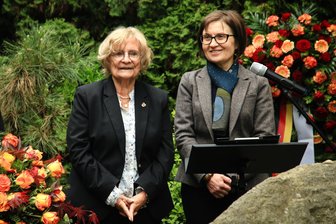 Rasmussen-Tochter Sybille Krägel erhält Bundesverdienstkreuz: Erinnerungsarbeit zwischen Erzgebirge und Oberschlesien - Sybille Krägel (l.) bei einer Gedenkveranstaltung in Toszek, rechts die Vorsitzende des Deutschen Freundschaftskreises Tost, Dorothea Mathea.