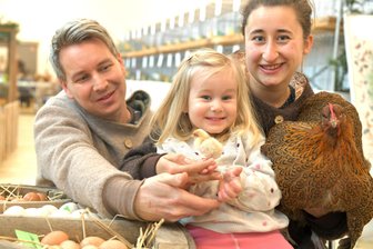 Rassegeflügelschau in Langhennersdorf: „Wir wollen unserer Tochter zeigen, was Verantwortung ist“ - Michelle und Swen aus Großschirma besuchten mit ihrer dreijährigen Tochter Hilde die Geflügelschau. Das Bantam-Küken von Annett Töppner war gerade mal einen Tag alt.