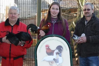 Rassegeflügelzüchter bleiben ihrer Linie treu - Hoffen auf eine Jubiläumsschau: Zuchtwart Horst Wunderlich, seine Enkelin Michelle Schenk und Vereinschef Dirk Zachritz (v. l.).