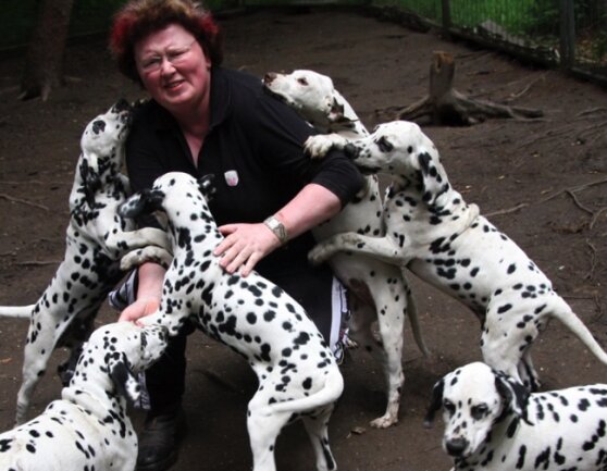 Ursula Kohlsdorf mit Dalmatinerwelpen