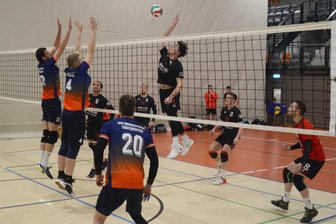 Rassiges Volleyball-Derby endet mit Sieg für Auerbach: WSG Oberreichenbach hat alles versucht - Sandro von Trieben (rechts) mit einem Schmetterball für den VSV Göltzschtal.