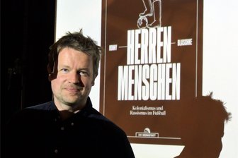 „Rassismus beginnt nicht erst mit Affenlauten“: Sportjournalist Blaschke in Chemnitz über Schattenseiten im Fußball - Sportjournalist Ronny Blaschke stellte am Samstagabend im Weltecho vor einem sehr interessierten Publikum sein Buch "Spielfeld der Herrenmenschen: Kolonialismus und Rassismus im Fußball" vor.