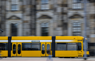 Rassismus in Dresdner Straßenbahn: Mann beleidigt anderen, jetzt ermittelt der Staatsschutz - Der Vorfall geschah in einer Straßenbahn der Linie 4. (Symbolbild)