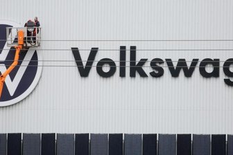 Rassismus-Vorwürfe gegen VW landen vor Gericht - Bei VW in Zwickau soll ein Mitarbeiter systematischen rassistischen Anfeindungen ausgesetzt gewesen sein. Die Namen der Täter nennt er nicht.
