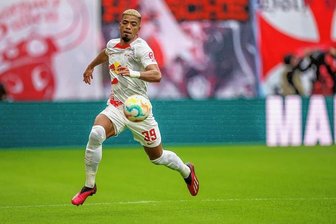 Rassistische Beleidigung gegen RB-Profi: Dunkle Schatten auf Leipziger Freude über den Pokalcoup gegen Dortmund - RB-Profi Benjamin Henrichs am Ball. 