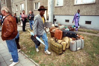 Rassistische Gewalt in Hoyerswerda 1991: "Vergessen werde ich nie, was passiert ist" - ach den schweren Ausschreitungen verlassen die Bewohner des von Rechtsradikalen attackierten Asylbewerberheimes in der Thomas-Müntzer-Straße in Hoyerswerda mit ihrem Hab und Gut die Stadt.
