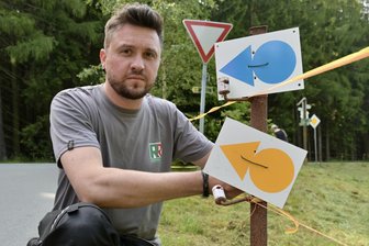 Rast mit Skisprunglegende: Zwönitztal-Radtour legt am Wochenende ungewöhnlichen Stopp ein - Steve Andreis von Gebrüder Roth beim Markieren der Radstrecken.
