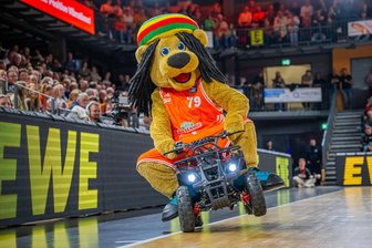 Rasta Vechta reicht ein Mann auf dem Gaspedal, um müden Niners Chemnitz am Ende davonzufahren: Die Einzelkritik zum Pokalspiel - Da lacht das Maskottchen von Rasta Vechta: Nachdem es zunächst so schien, als würde dessen Mannschaft im Pokalspiel von den Niners Chemnitz überrollt, nahm Rasta im Schlussviertel doch noch Fahrt auf und gewann.