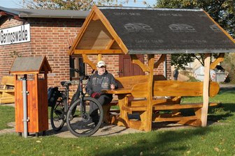 Rastplatz am Radweg in Geringswalde wieder hergerichtet - Radfahrer, wie diesen Geringswalder freut es, am Bahnwärterhäuschen wieder eine Rast einlegen zu können.