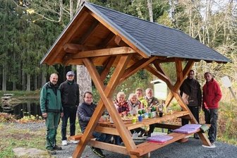 Rastplatz im Siehdichfür - Überdachte Sitzgruppe am Sieberts Teich im Grünbacher Siehdichfür. 