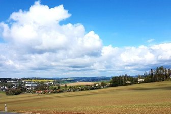 Rastplatz ist noch ein Insider-Tipp - Vom Waldrand bietet sich ein weiter Blick unter anderem in Richtung Ellefeld (links) und Auerbach. 