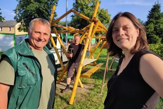 Rastplatz mitten in Mißlareuth - Thomas Hammerschmidt (links) und Daniela Bänsch freuen sich über die Waldschänke, die Uwe Gerber mit aufstellte.
