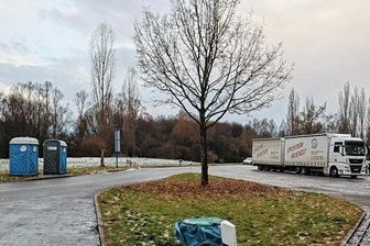 Raststätte an der B 93: Eine unendliche Geschichte - Die Parkplätze an der B 93 zwischen den Anschlussstellen Crossen und Mosel sollen zu Raststätten mit WC-Gebäuden umgebaut werden. Doch sieben Jahre nach dieser Ankündigung gibt es weiter Dixi-Klos.