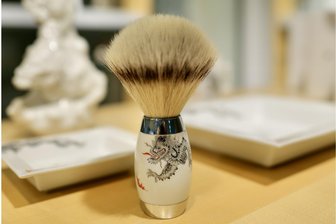 Rasurkultur aus dem Erzgebirge: Manufaktur „Mühle“ aus Stützengrün setzt auf Handwerkskunst - Auch eher ungewöhnliche Materialien kommen in der Manufaktur Mühle in Stützengrün zum Einsatz, so besteht der Griff dieses Rasierpinsels aus Meißner Porzellan.