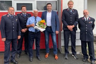 Rat des Jubilars immer noch gefragt - Seit 1951 ist Wolfgang Seidel (3. von links) Mitglied der Feuerwehr Oberzwota. Glückwünsche gab es von Wolfgang Schuster, Wehrleiter Mario Schuster, Oberbürgermeister Thomas Hennig sowie Georg Hille und Gunter Reichelt von der Wache 1 der Klingenthaler Wehr (von links). 