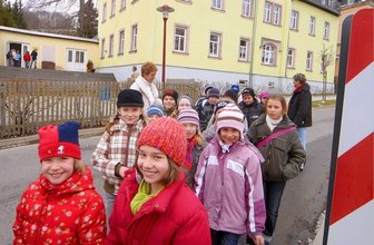 Rat setzt auf Aufklärung - Hortkinder und Schüler der Dittersdorfer Grundschule - begleitet von Margit Bauer und Uta Drechsel - überqueren die Straße. An dieser Stelle wurde sogar die Fahrbahn eingeengt, um Kraftfahrer dazu zu bewegen, auf die Bremse zu drücken.