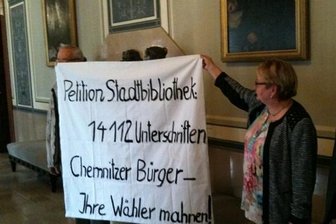 Rat wendet sich gegen Rathausspitze - Mitglieder des Fördervereins der Stadtbibliothek machten vor der Stadtratssitzung noch einmal auf ihr Anliegen aufmerksam.