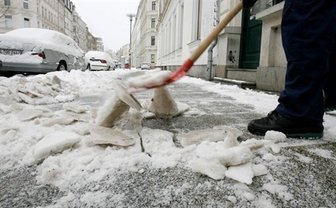RATGEBER: Die Pflichten von Hauseigentümern und Mietern - Während sich Kinder und Wintersportler über die Schneemassen freuen, fallen für Hauseigentümer und Mieter lästige Pflichten wie Schneeräumen und Streuen an. Den Winterdienst zu ignorieren, kann aber teuer werden.