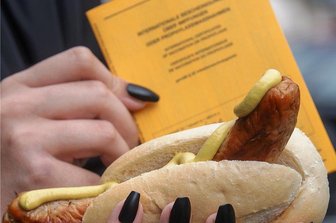 Rathäuser im Vogtland lehnen Impfprämien ab - Bratwurst oder Geld für eine Impfung? Eine Verwaltung im Erzgebirge will so überzeugen. Im Vogtland hält man davon nichts.